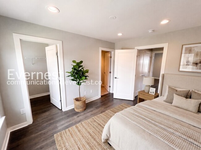Building Photo - 2-Bed/2.5Bath Town Home/Pet Friendly/Available Soon!