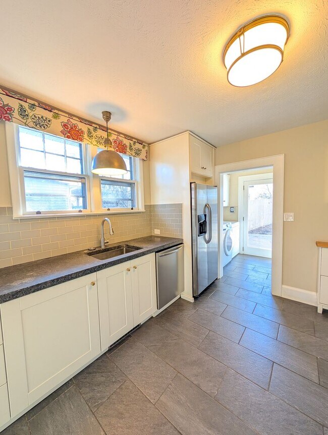 Building Photo - West Asheville Cottage-Long Term Rental