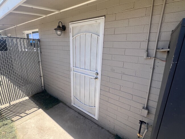 Building Photo - 1325 N 48th St