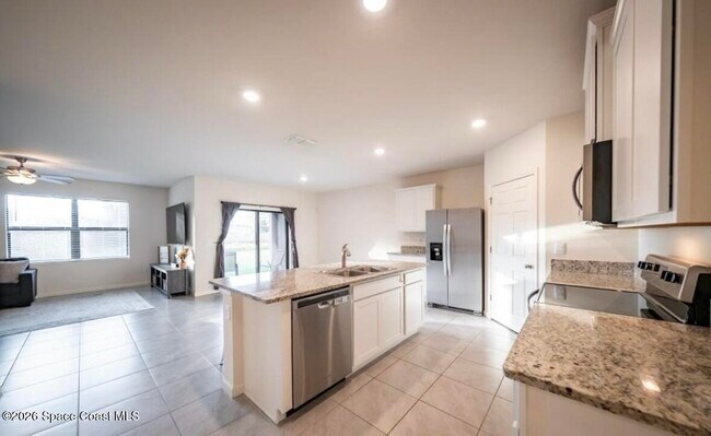 Building Photo - 487 Old Country