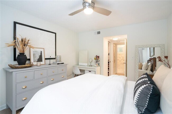 Building Photo - 100 Biscayne Dr NW