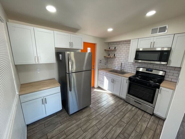 Building Photo - Mid-Century Modern Style Two Bedroom W/ A/...