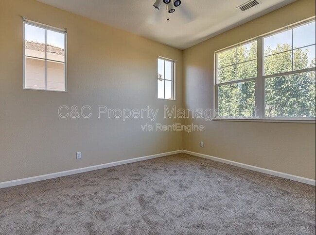 Building Photo - 453 Tulip Ct