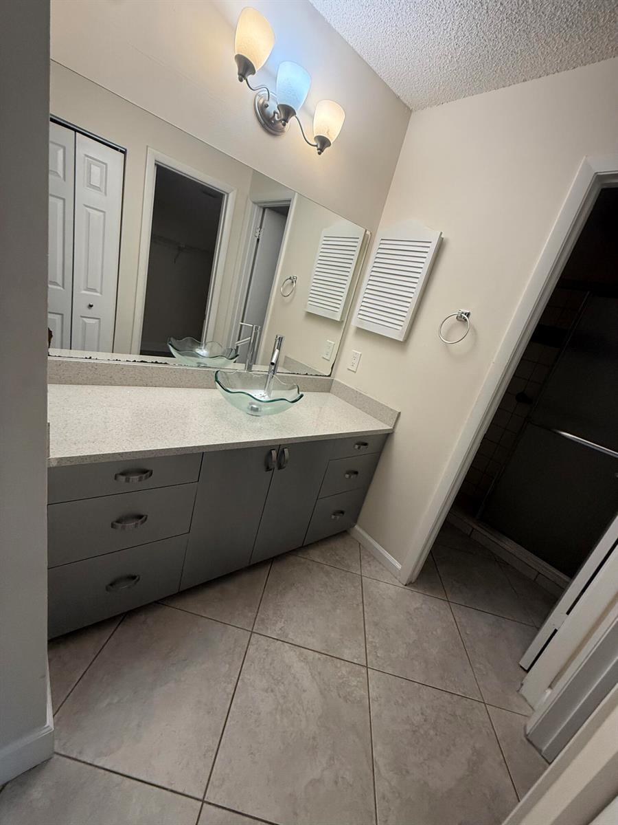 Building Photo - 1303 Lakeview Dr E