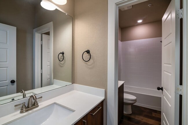 Building Photo - AVAILABLE NOW! GORGEOUS 2 BEDROOM FOUR PLEX LOCATED IN MIDLOTHIAN ISD!