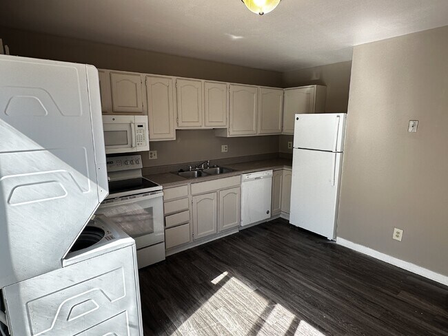 Building Photo - "Charming 2-Bedroom Retreat in Colorado Sp...