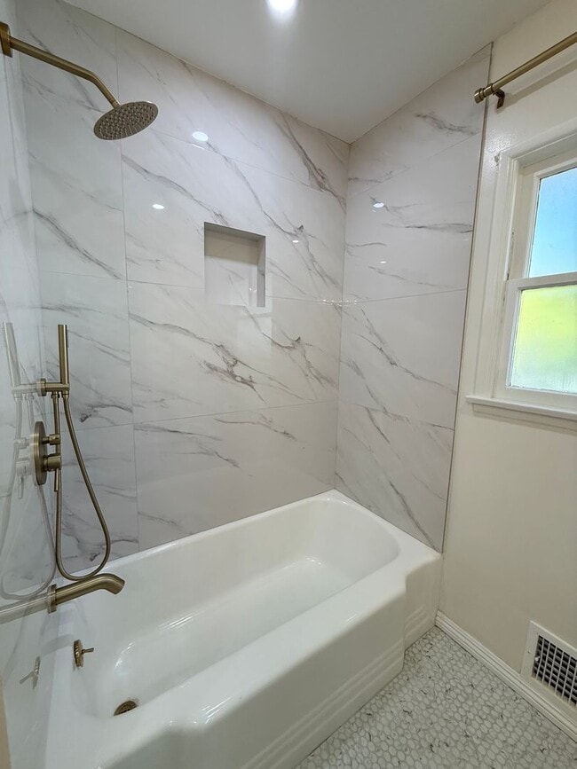 Building Photo - 3Bd House w/ HUGE Yard + RV Parking + New Appliances!