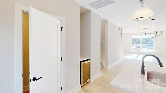 Building Photo - 407 Devender Ln