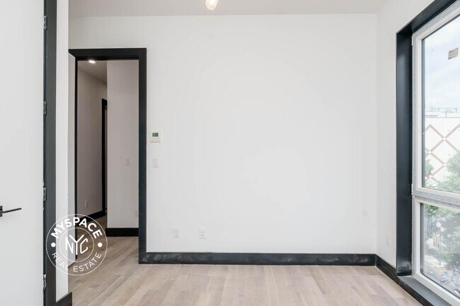 Building Photo - 923 Broadway