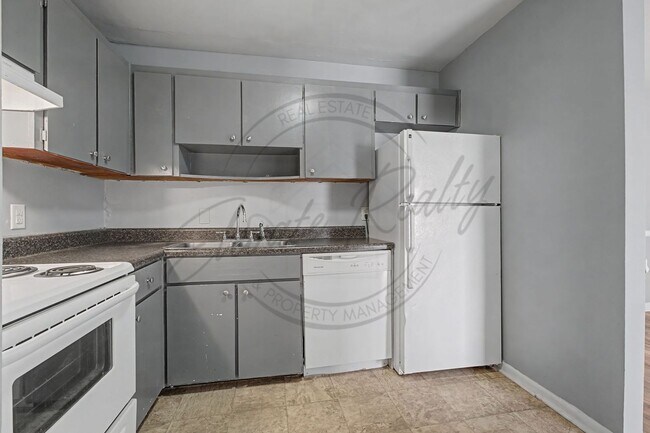 Building Photo - Two Bedroom Condo, First Floor, across from Madison Park with stackable washer/dryer!