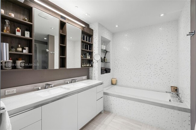 Building Photo - 16901 Collins Ave