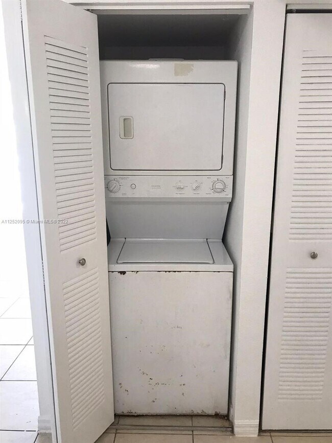 Building Photo - 13770 NE 3rd Ct