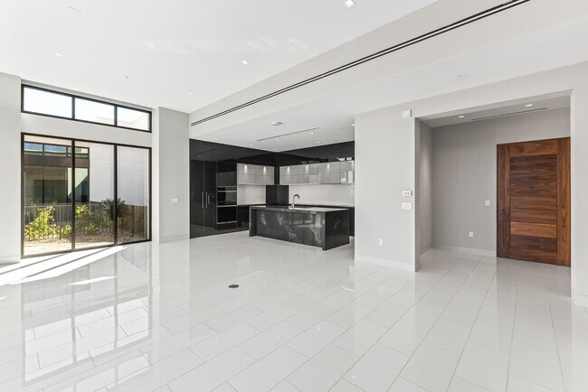 Building Photo - 6587 N Palmeraie Blvd