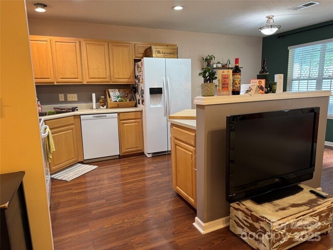 Building Photo - 8763 Robinson Forest Dr