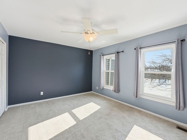 Building Photo - Perfectly situated in the highly sought-after Ponds of Centreville community!