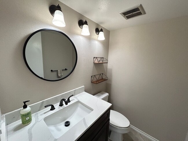 Building Photo - Dazzling Lake Summit Lake View Single Family Home!