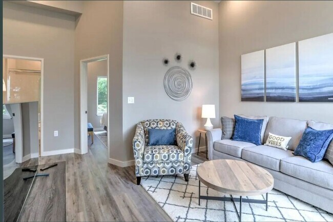 Building Photo - Stunning Furnished Townhouse in the South ...