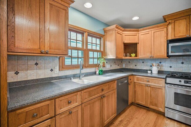 Building Photo - 5160 N Kent Ave