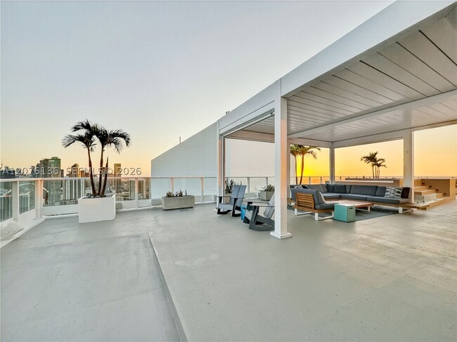 Building Photo - 2020 N Bayshore Dr