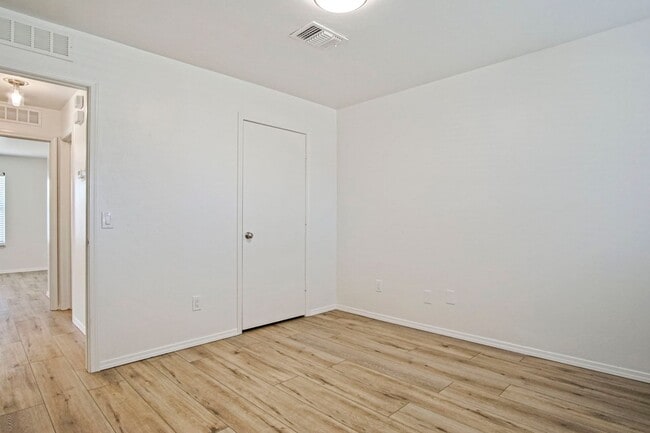 Building Photo - Beautiful 2 Bedroom - 2 Bathroom in Deer C...