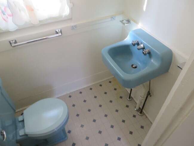 Building Photo - Large Three Bedroom, 1.5 Bathroom Home hal...