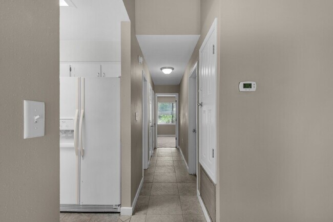 Building Photo - "Charming 2-Bed Townhouse Oasis in Shalimar !"