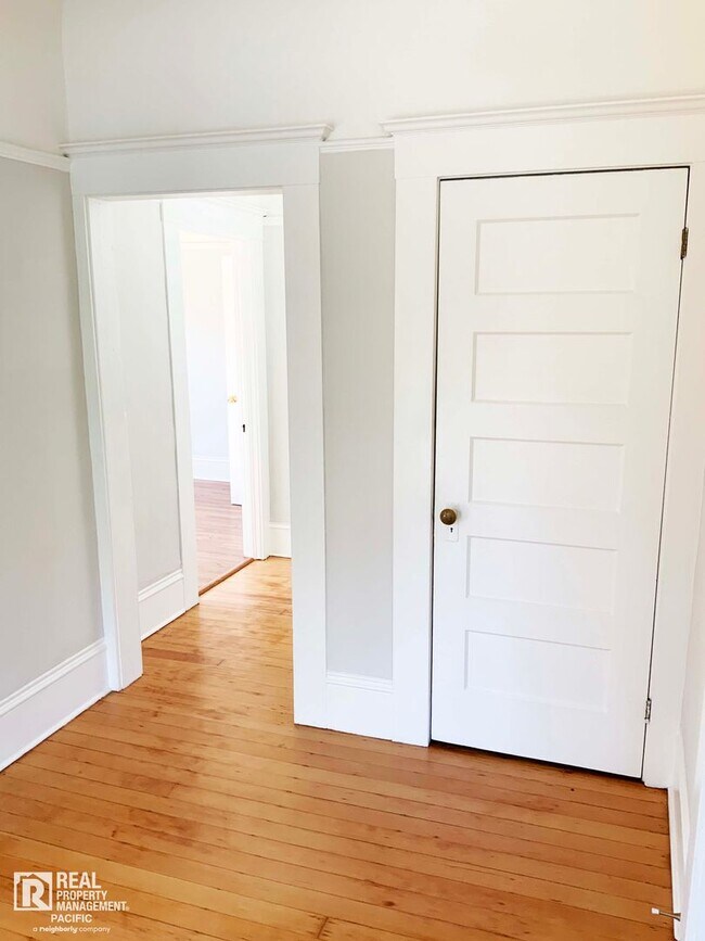 Building Photo - Spacious 4 Bedroom / 1.5 Bath near UC Campus