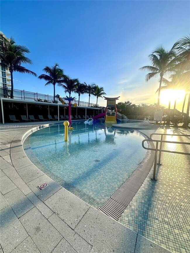Building Photo - 9225 Collins Ave