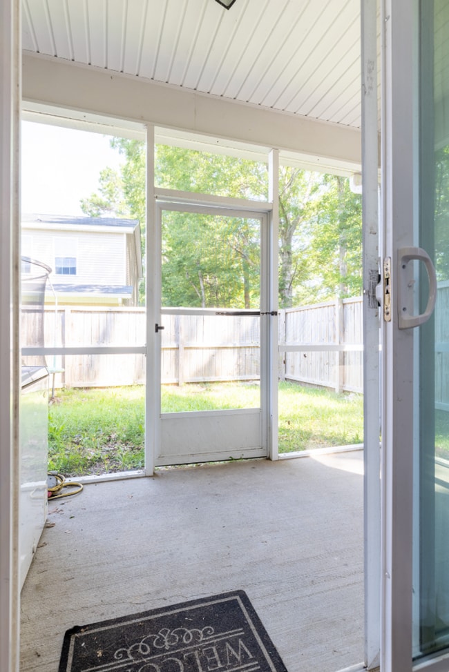 Building Photo - Updated 3BR Townhouse with Kitchen Island & Walk-In Closets