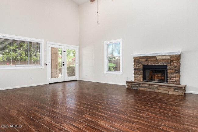 Building Photo - 1638 E Glenhaven Dr