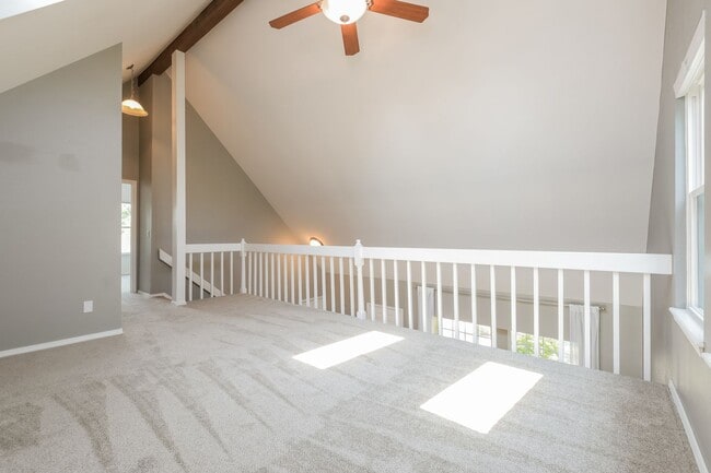 Building Photo - Beautiful 3 Bed / 2 Bath Single Family Hom...