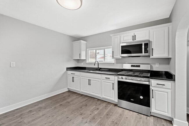 Building Photo - Beautiful 3 bedroom home in Coraopolis available June 1!