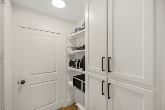 Building Photo - 402 Fenn St