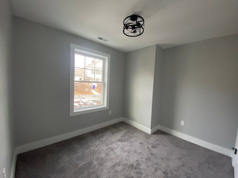 Building Photo - 32 Main St