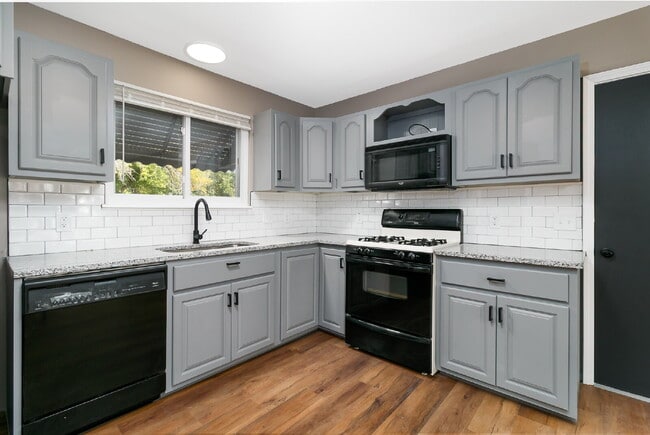 Building Photo - Charming & Modern 3 Bed / 1 Bath Home in F...