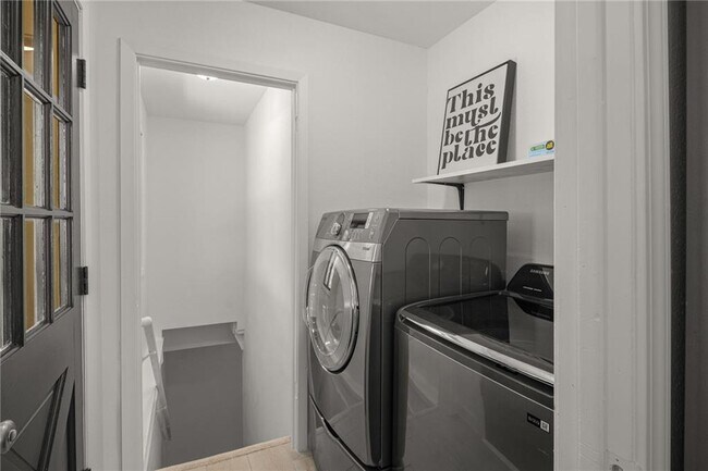 Building Photo - 2 Southport Ln