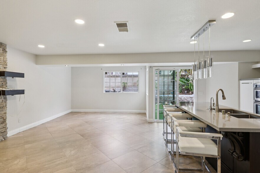 Building Photo - 7480 Addison Rd