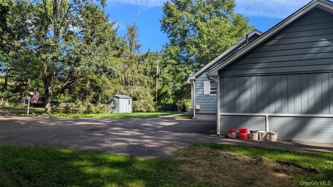 Building Photo - 362 Strawtown Rd