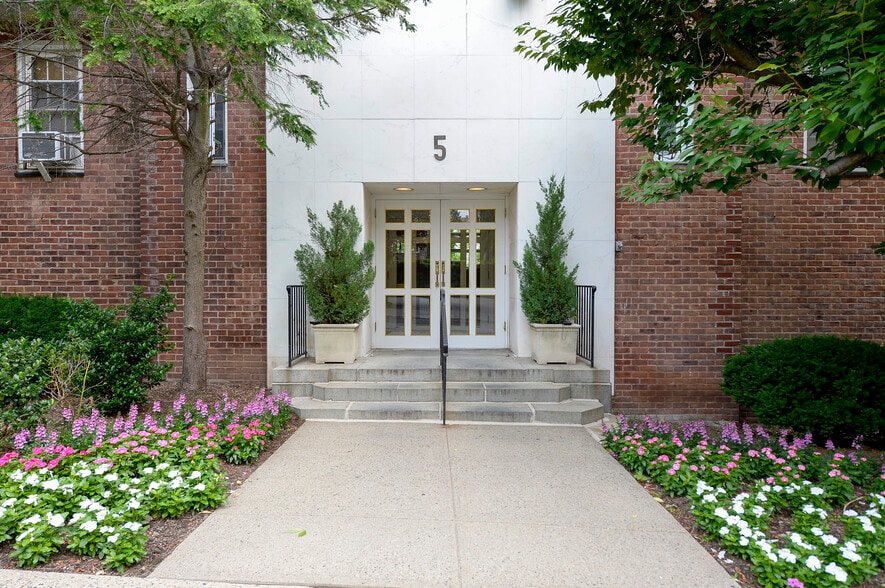 Building Entrance - 5 Roosevelt Pl