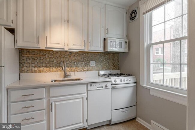 Building Photo - 1401 S Barton St