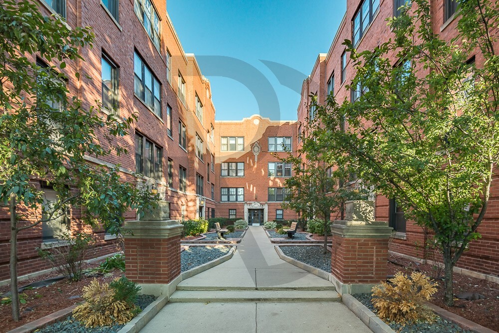 Building Photo - 3523 N Racine Ave