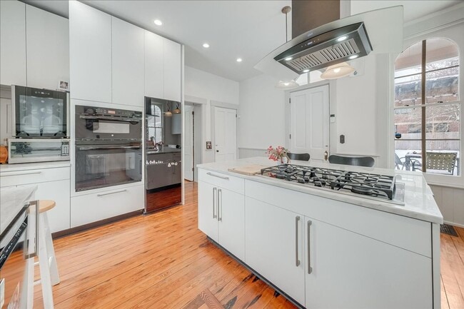 Building Photo - Historic, Character-Rich House - 3 Bed, 3 Bath (2 Full, 2 Half)