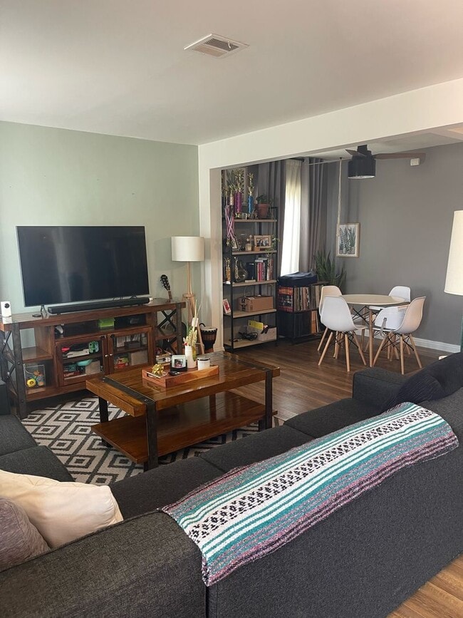 Building Photo - Spacious 2/2 Home for rent in Long Beach!