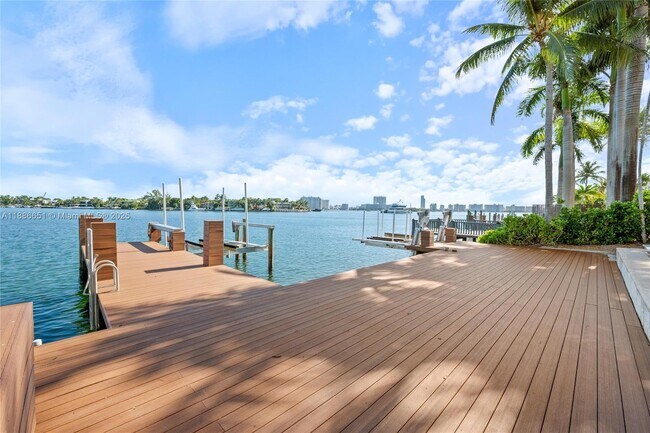 Building Photo - 305 N Hibiscus Dr