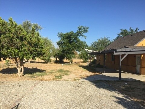 Building Photo - 3 bedroom/2 bath house WIL VERY LARGE LOT