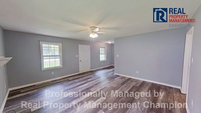 Building Photo - Charming 2 BD/1 BA Bungalow with Fenced Ba...