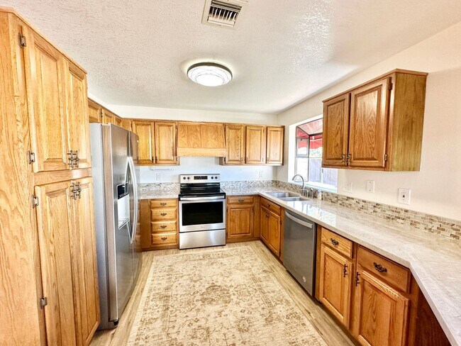 Building Photo - Sweet Single-Story, Completely Detached, Home in the Picturesque Fallbrook Village HOA Community!