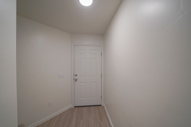 Building Photo - Remodeled 3 Bed / 2.5 Bath Townhome in Great Location