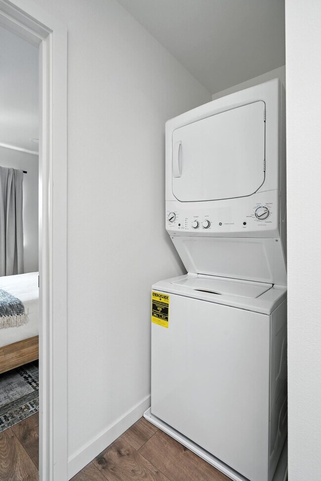 Building Photo - 925 NE 23rd Ave