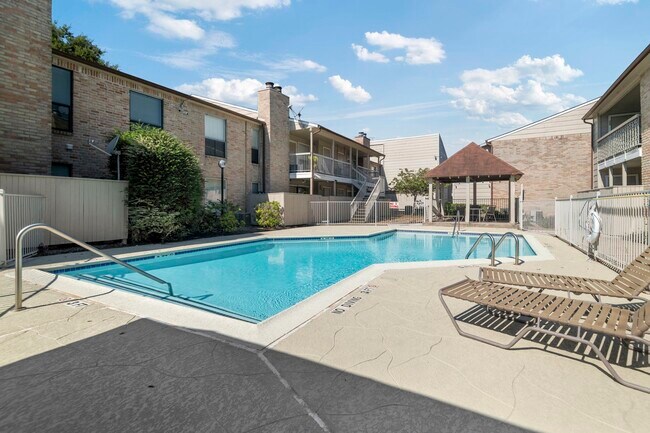 Building Photo - 2120 Wilcrest Dr